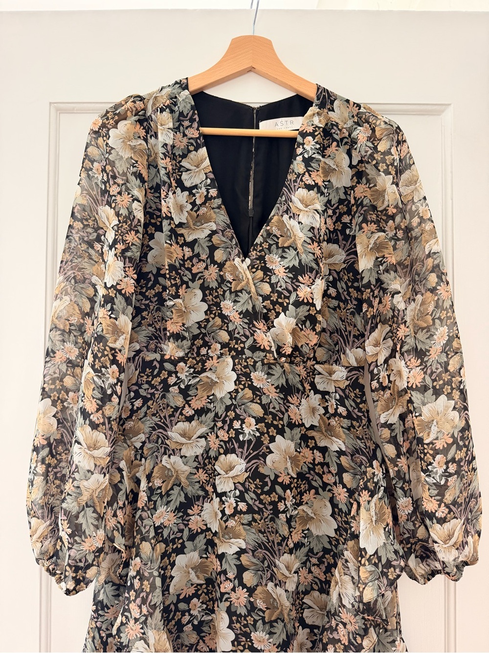 ASTR Raleigh Long-Sleeve Floral Midi Dress